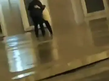 El emotivo baile de una pareja bajo la niebla a las puertas de la Catedral de Jaén El emotivo baile de una pareja bajo la niebla a las puertas de la Catedral de Jaén
