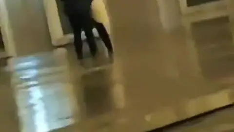 El emotivo baile de una pareja bajo la niebla a las puertas de la Catedral de Jaén El emotivo baile de una pareja bajo la niebla a las puertas de la Catedral de Jaén
