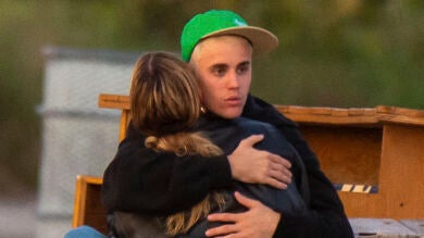 La tremenda pillada a Justin Bieber y Hailey Baldwin cuando pensaban que nadie estaba mirando