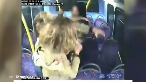 Salen a la luz las imágenes del ataque homófobo a dos mujeres en un autobús de Londres Salen a la luz las imágenes del ataque homófobo a dos mujeres en un autobús de Londres