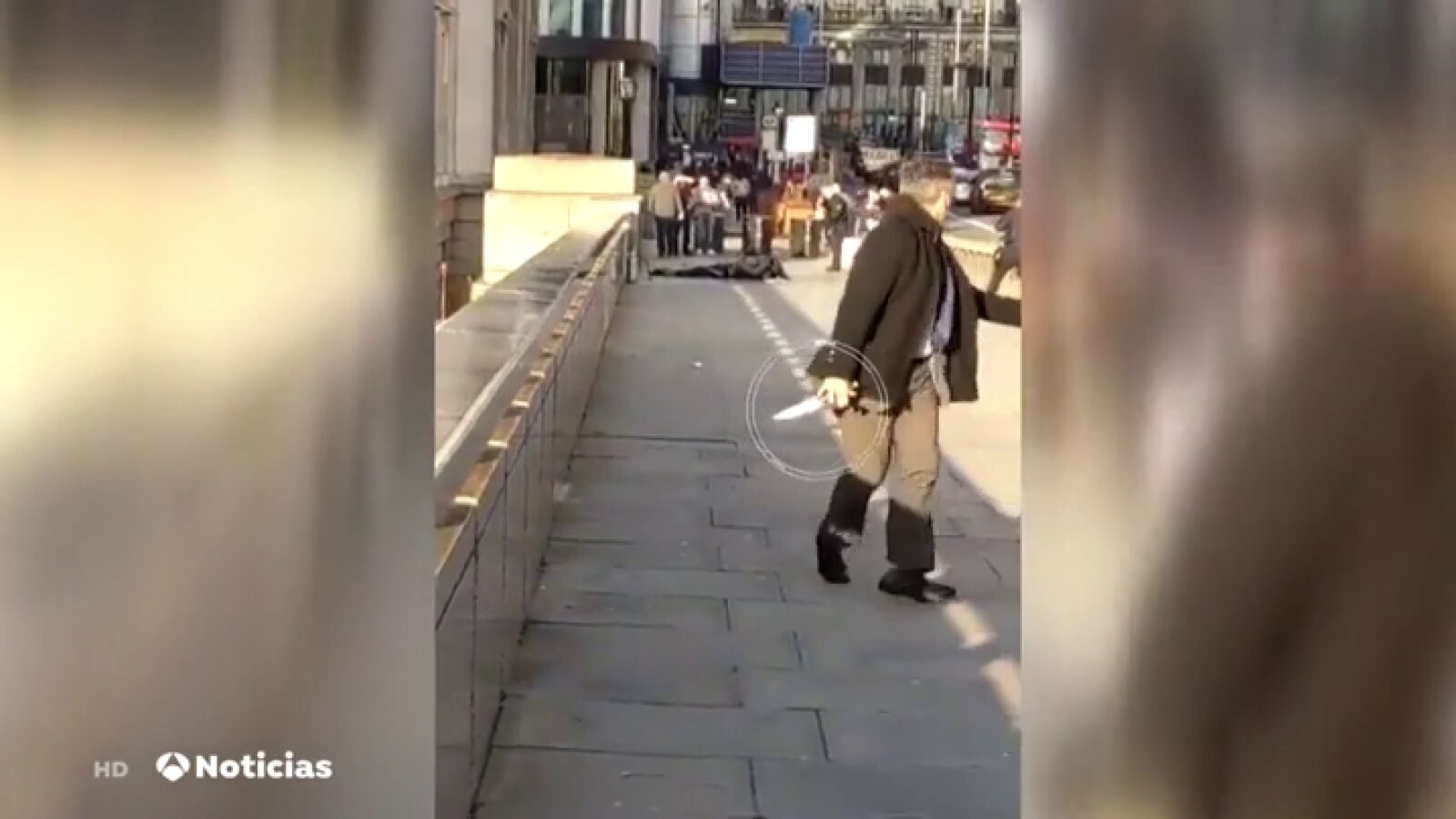 El momento en el que un ciudadano le arrebata el cuchillo al terrorista del ataque de Londres