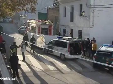 Mueren tres personas en el incendio de una vivienda en Dehesas Viejas (Granada) Mueren tres personas en el incendio de una vivienda en Dehesas Viejas (Granada)