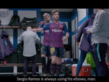 Sergi Roberto protestando por la forma de jugar de Sergio Ramos