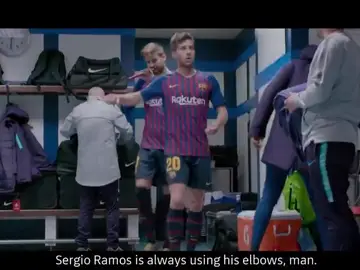 Sergi Roberto protestando por la forma de jugar de Sergio Ramos Sergi Roberto protestando por la forma de jugar de Sergio Ramos