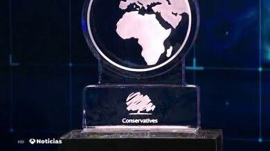 Johnson y Farage, sustituidos por dos esculturas de hielo en un debate contra el cambio climático en Londres