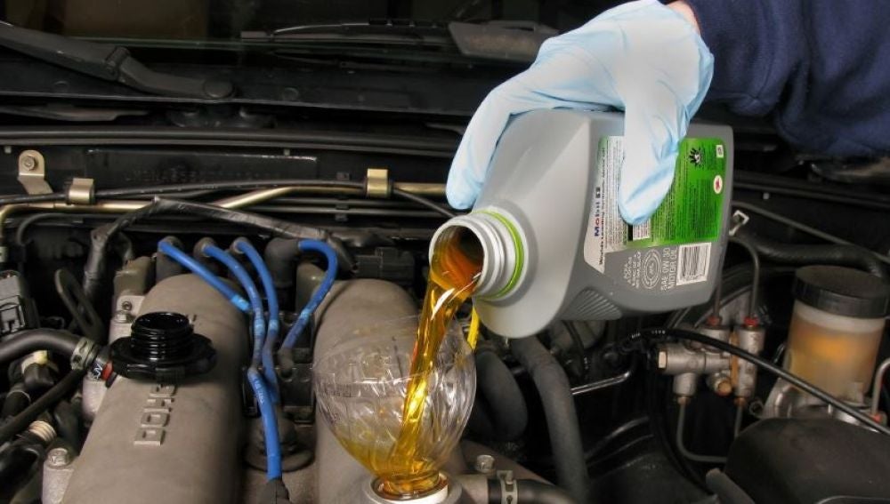 Qué hacer con el aceite usado del coche, uno de los residuos más dañinos para el planeta