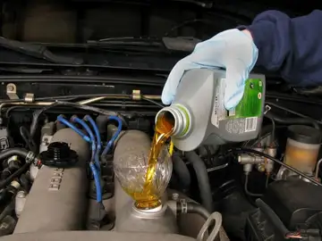 Qué hacer con el aceite usado del coche, uno de los residuos más dañinos para el planeta Qué hacer con el aceite usado del coche, uno de los residuos más dañinos para el planeta
