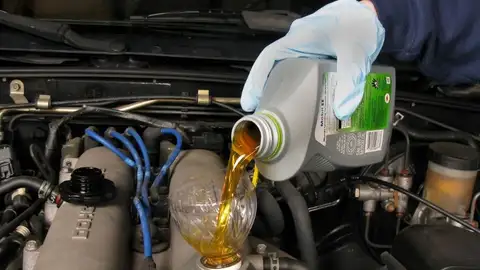 Qué hacer con el aceite usado del coche, uno de los residuos más dañinos para el planeta Qué hacer con el aceite usado del coche, uno de los residuos más dañinos para el planeta