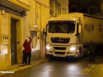 Un camión de gran tonelaje uedó "atrapado" en las calles de Malpica, en A Coruña. Con la ayuda de los vecinos y con MUCHAS maniobras al final consiguió salir