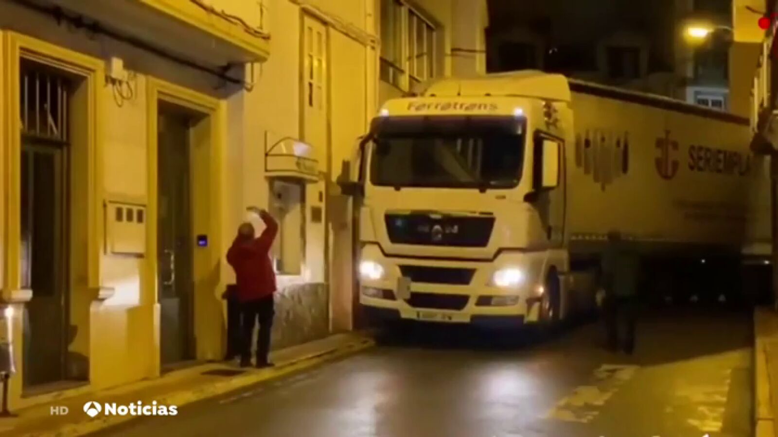 Mil y una maniobras para liberar a un camión atrapado en una calle de Malpica, en A Coruña