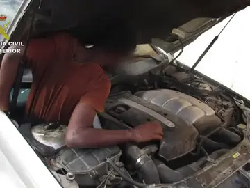 Rescatan a dos inmigrantes tras los asientos y el salpicadero del coche en Melilla Rescatan a dos inmigrantes tras los asientos y el salpicadero del coche en Melilla