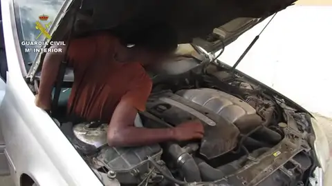 Rescatan a dos inmigrantes tras los asientos y el salpicadero del coche en Melilla Rescatan a dos inmigrantes tras los asientos y el salpicadero del coche en Melilla