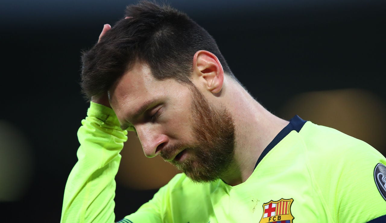 Leo Messi, tras recibir un gol en Anfield Leo Messi, tras recibir un gol en Anfield