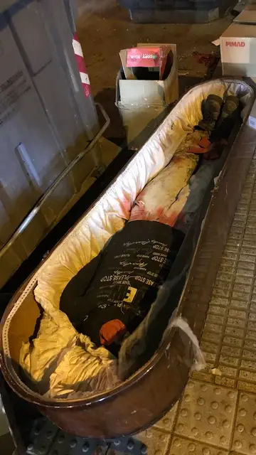 Encuentran un ataúd junto a un contenedor en Murcia Encuentran un ataúd junto a un contenedor en Murcia