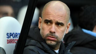 Guardiola resopla en el banquillo