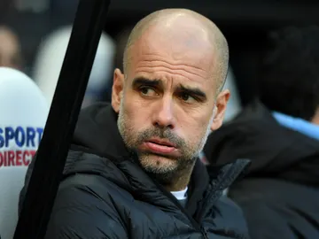Guardiola resopla en el banquillo Guardiola resopla en el banquillo