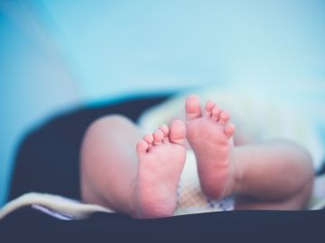 Imagen de archivo de los pies de un bebé