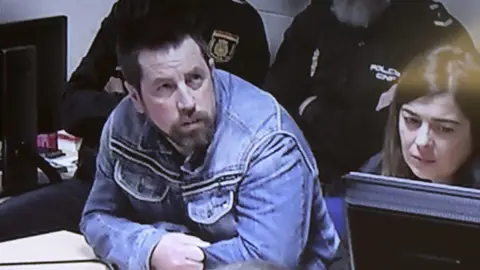 El acoso de 'El Chicle' a dos jóvenes tras asesinar a Diana Quer: "No estaríamos aquí si llegamos a ir solas" El acoso de 'El Chicle' a dos jóvenes tras asesinar a Diana Quer: "No estaríamos aquí si llegamos a ir solas"