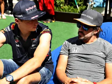 Max Verstappen y Fernando Alonso mantienen una conversación Max Verstappen y Fernando Alonso mantienen una conversación