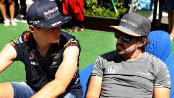 Max Verstappen y Fernando Alonso mantienen una conversación