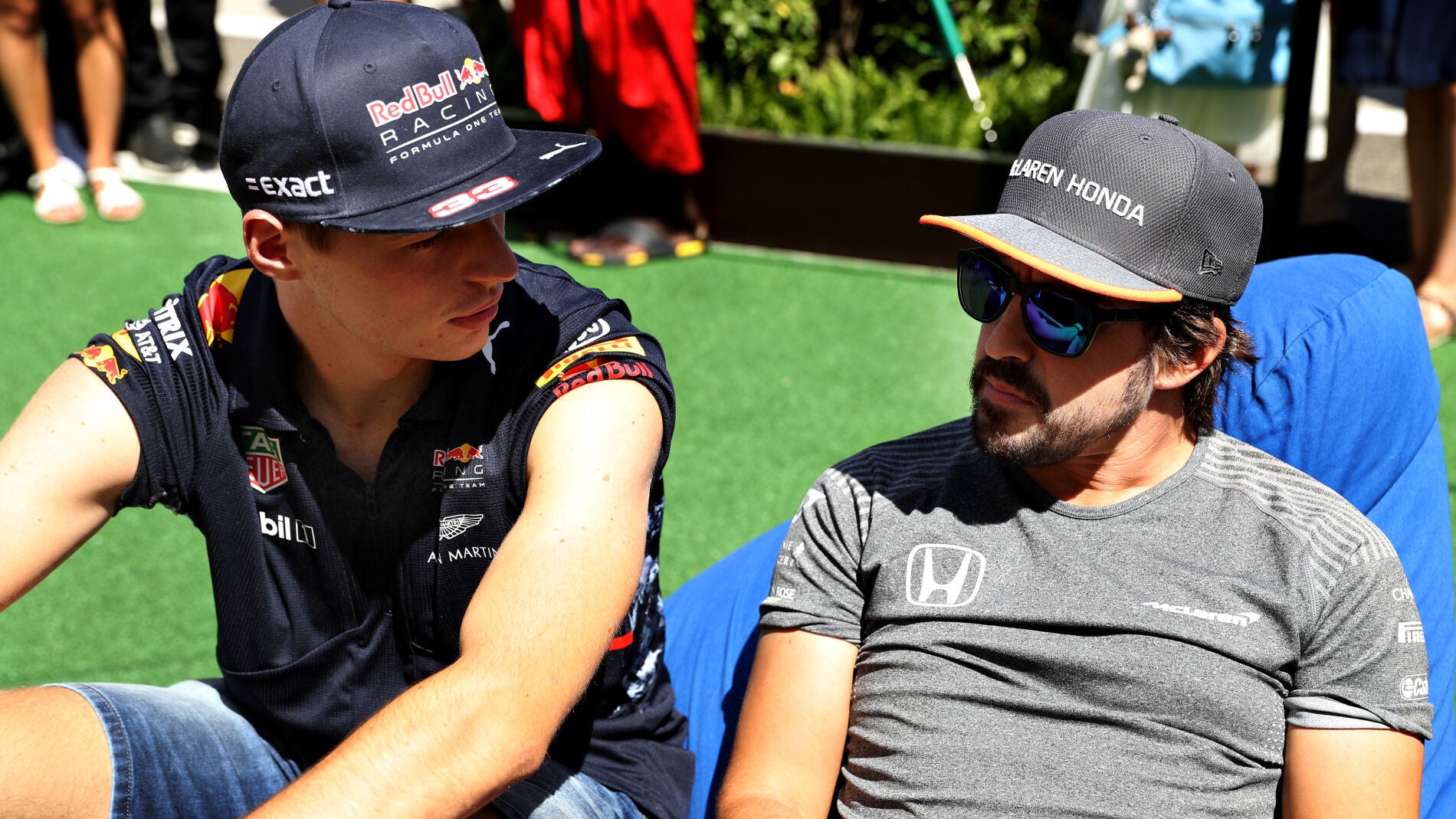 Max Verstappen y Fernando Alonso mantienen una conversaci&oacute;n