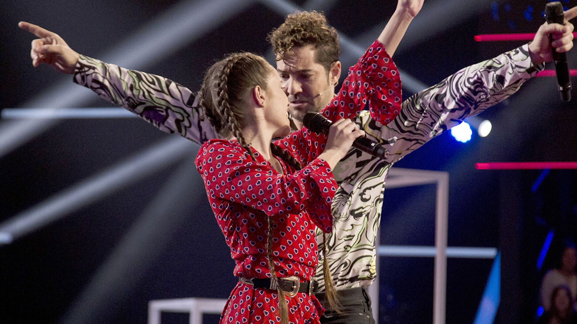 La incre&iacute;ble complicidad de David Bisbal y Sara G&aacute;lvez pidiendo 'Perd&oacute;n' revoluciona la Semifinal de 'La Voz Kids'