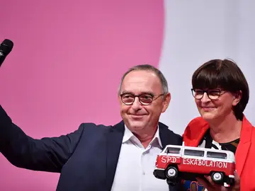 Socialdemocracia alemana gira a la izquierda y complica la "groko" de Merkel Socialdemocracia alemana gira a la izquierda y complica la "groko" de Merkel