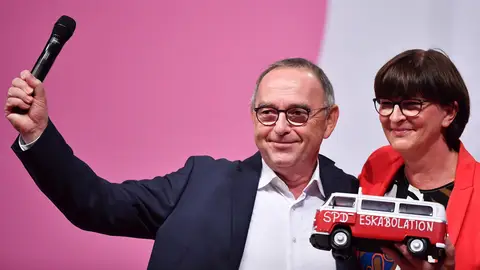 Socialdemocracia alemana gira a la izquierda y complica la "groko" de Merkel Socialdemocracia alemana gira a la izquierda y complica la "groko" de Merkel