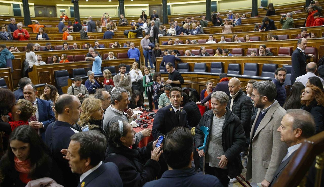 Cientos de personas esperan frente al Congreso para acceder a las jornadas de 'puertas abiertas' Cientos de personas esperan frente al Congreso para acceder a las jornadas de 'puertas abiertas'