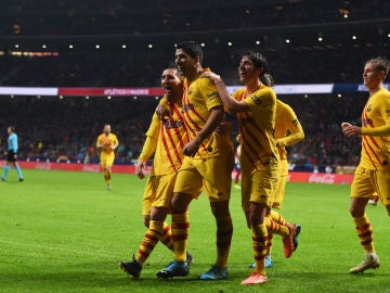 Los jugadores del Barça celebran el gol de Messi