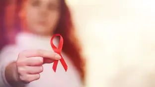 mujer con lazo rojo VIH mujer con lazo rojo VIH