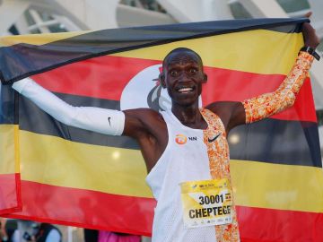 Joshua Cheptegei celebra su récord del mundo