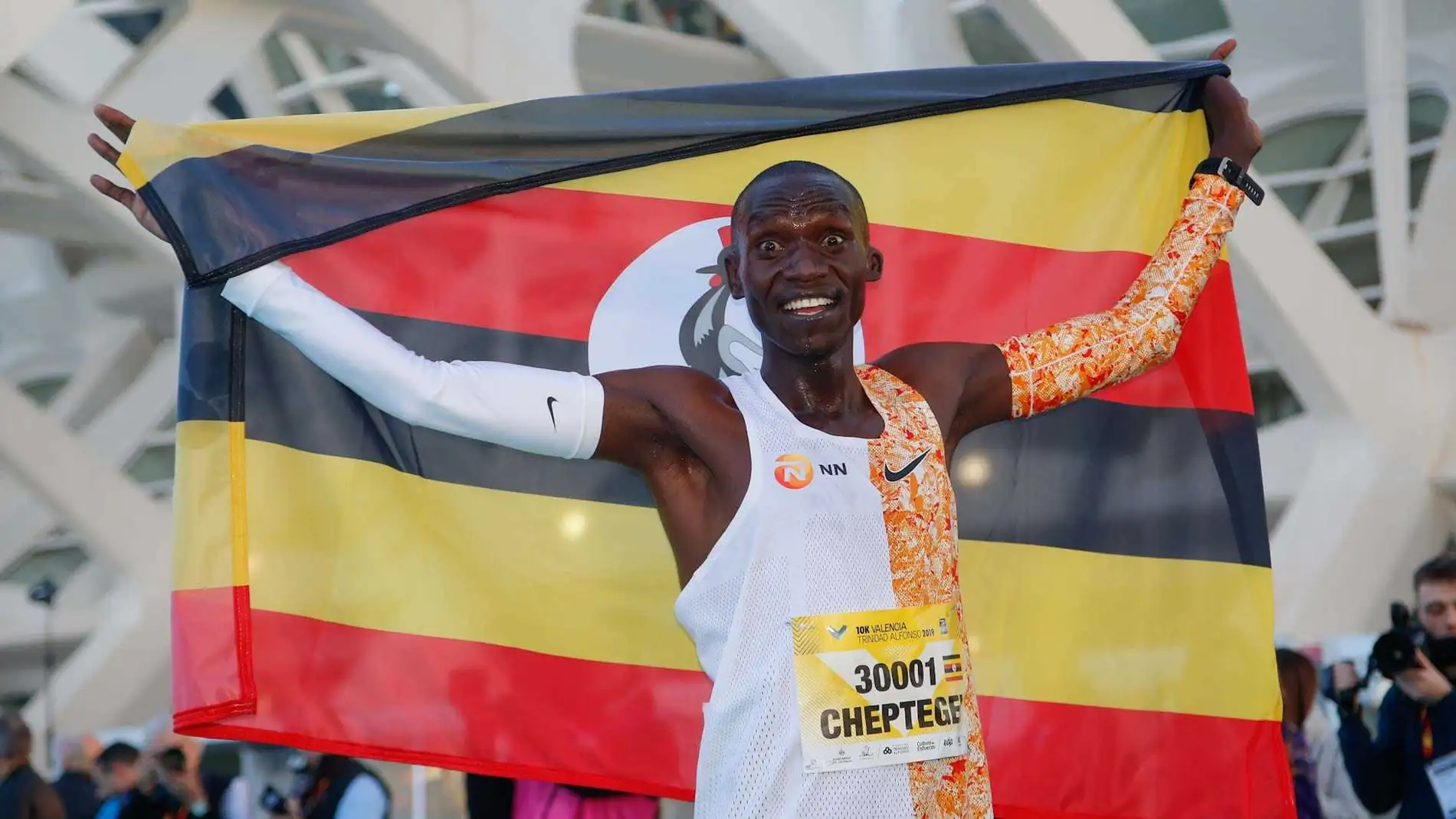 Joshua Cheptegei celebra su récord del mundo Joshua Cheptegei celebra su récord del mundo