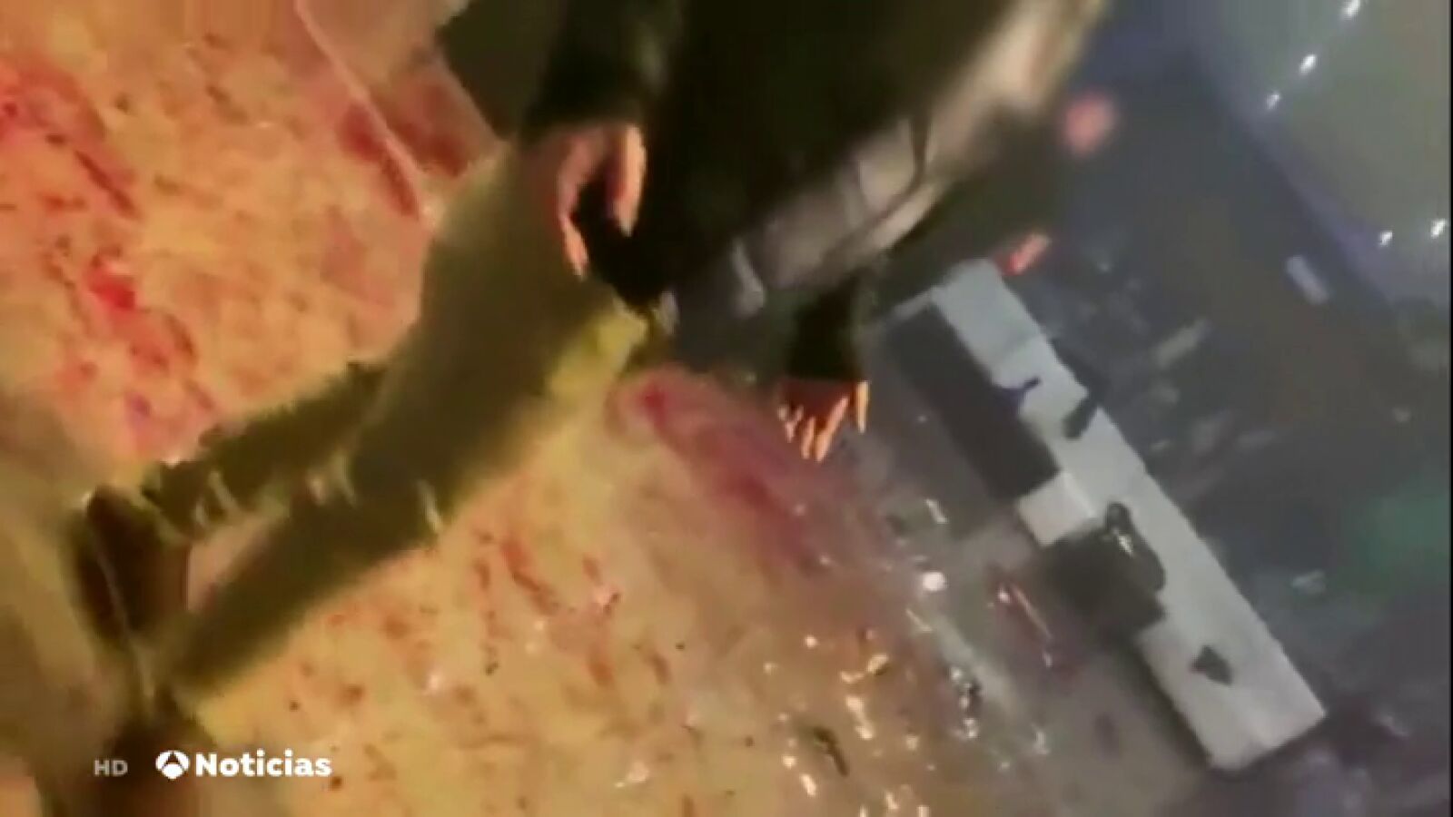 Brutal pelea por una botella entre dos grupos de personas en un bar de copas de Dos Hermanas