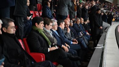 Pedro Sánchez encabeza el palco de personalidades que presenciaron el partido entre Atlético y Barcelona 