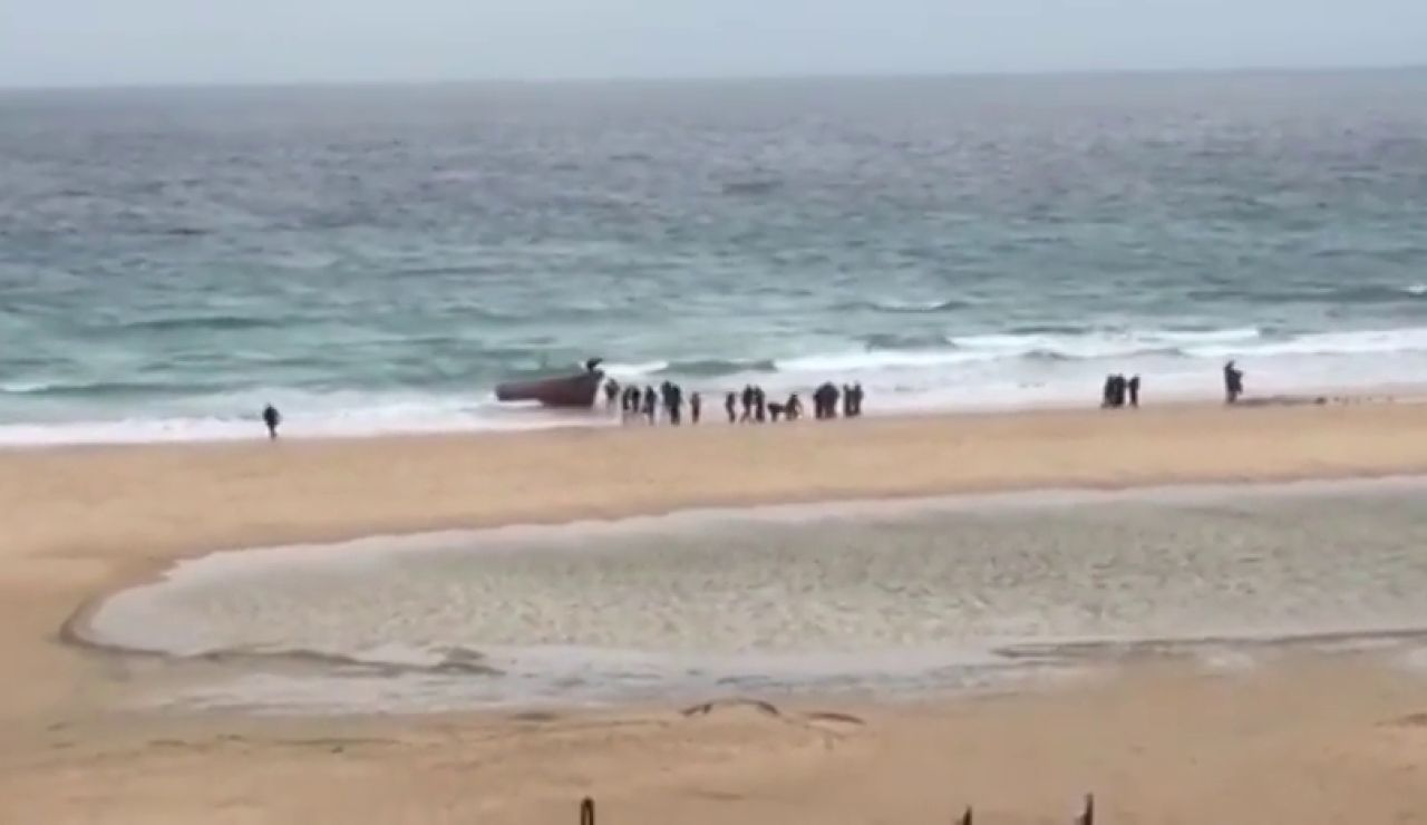 Así fue la llegada y huida de decenas de personas en patera a una playa de Tarifa Así fue la llegada y huida de decenas de personas en patera a una playa de Tarifa