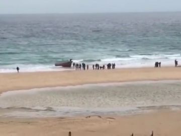 Así fue la llegada y huida de decenas de personas en patera a una playa de Tarifa