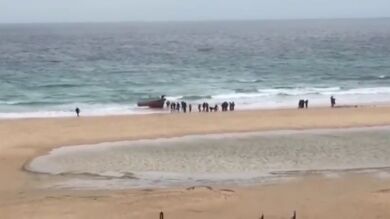 Así fue la llegada y posterior huida de decenas de personas tras bajar de una patera en una playa de Tarifa