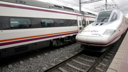 Llegada de un tren AVE a la Estaci&oacute;n Campo Grande de Valladolid