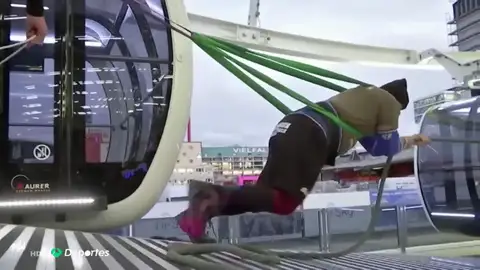 Un forzudo suizo ha sido capaz de mover la noria móvil más grande del mundo Un forzudo suizo ha sido capaz de mover la noria móvil más grande del mundo