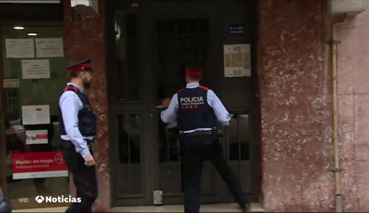 Un hombre mata a su mujer en El Prat de Llobregat y después se entrega a los Mossos Un hombre mata a su mujer en El Prat de Llobregat y después se entrega a los Mossos