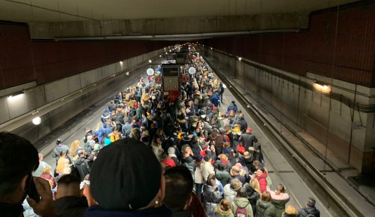 Colapso en la estación de Cercanías de Parla debido el retraso de los trenes Colapso en la estación de Cercanías de Parla debido el retraso de los trenes