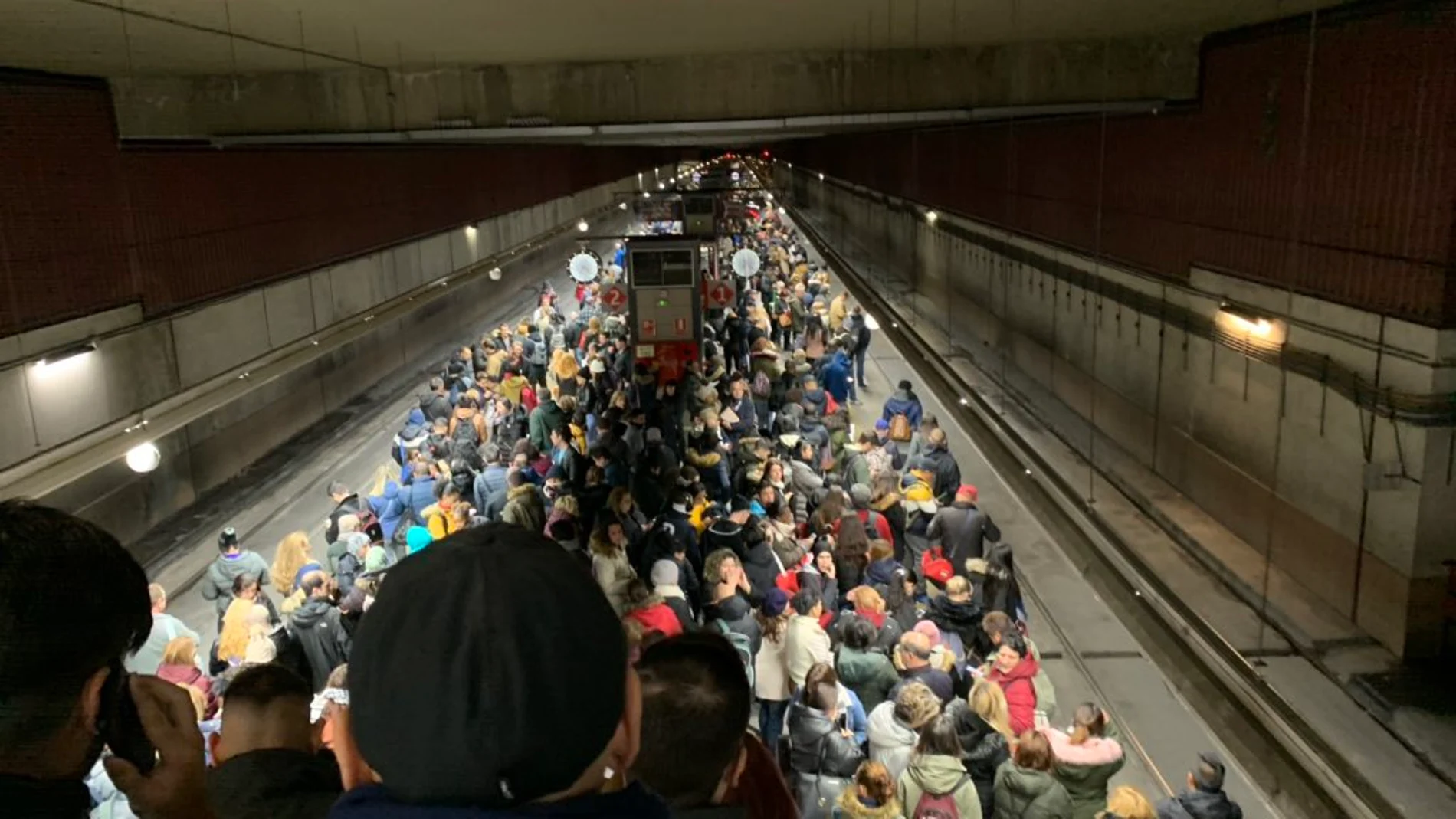 Colapso en la estación de Cercanías de Parla debido el retraso de los trenes Colapso en la estación de Cercanías de Parla debido el retraso de los trenes
