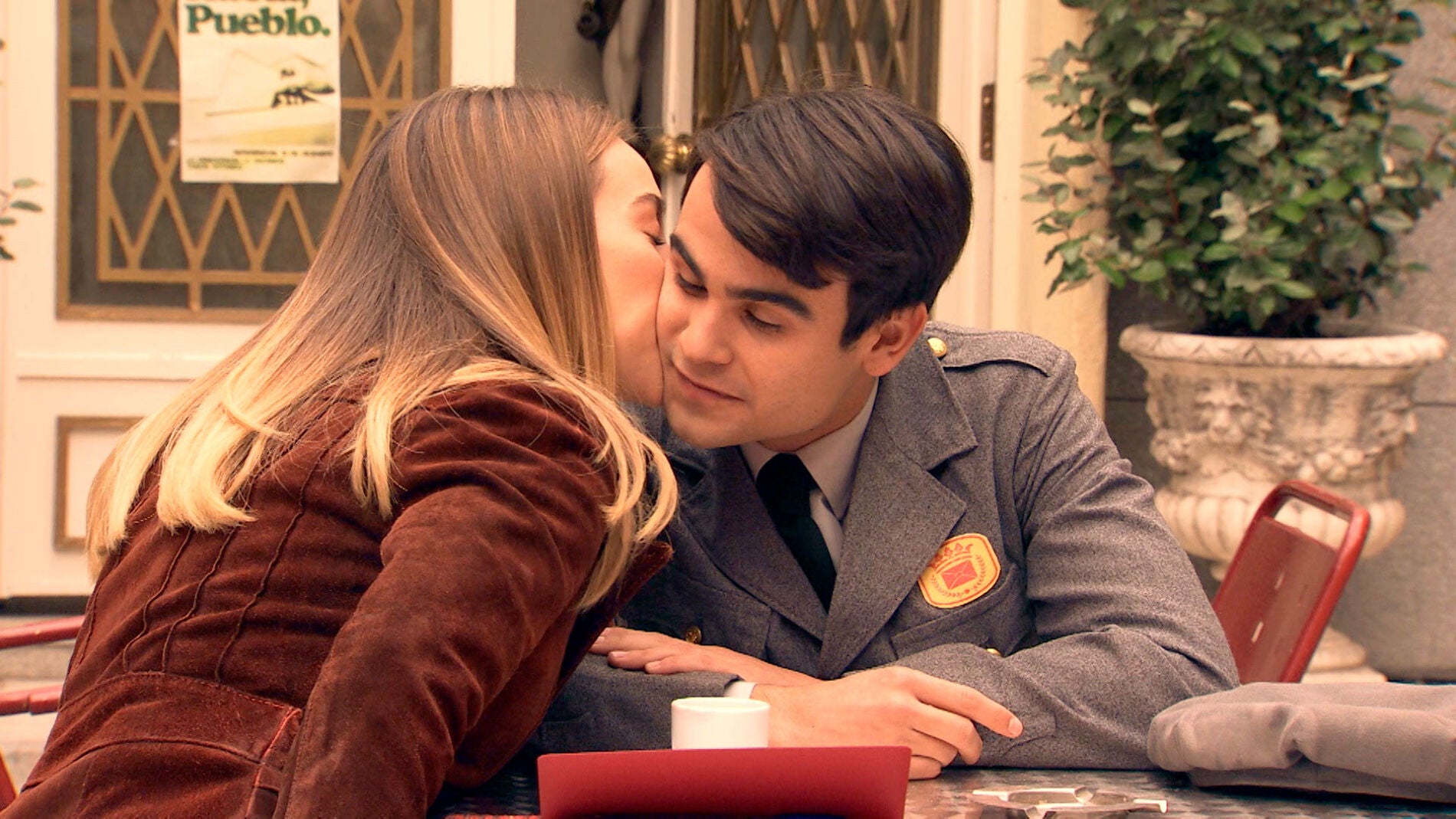 Luisita se come a besos a Mateo