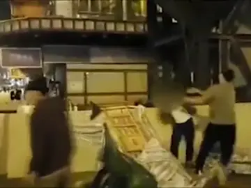 Brutal agresión con una alcantarilla a un hombre en Hong Kong Brutal agresión con una alcantarilla a un hombre en Hong Kong