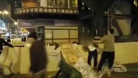 Brutal agresión con una alcantarilla a un hombre en Hong Kong Brutal agresión con una alcantarilla a un hombre en Hong Kong