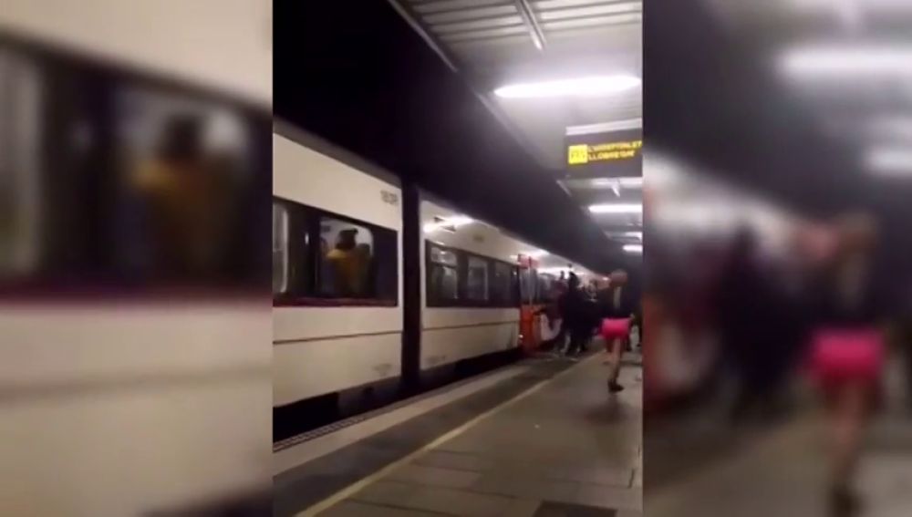 Las imágenes de la brutal agresión a tres vigilantes de Renfe en un tren en Barcelona