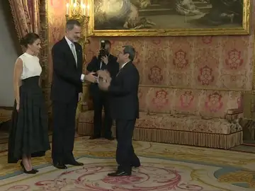 El singular saludo del representante iraní a la reina El singular saludo del representante iraní a la reina