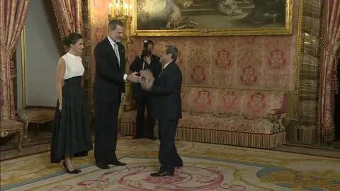 El singular saludo del representante iraní a la reina El singular saludo del representante iraní a la reina