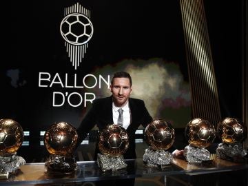 Leo Messi posa con sus seis Balones de Oro
